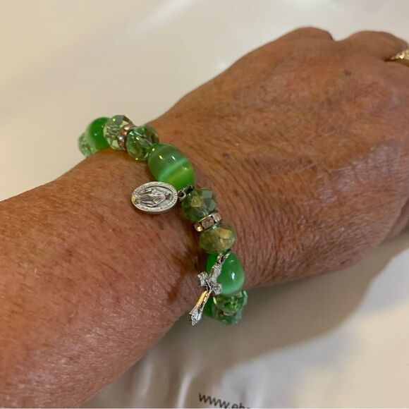 Religious Green Cats Eye Bracelet w/ Cross & Jesus OSFA Gorgeous - Picture 6 of 7